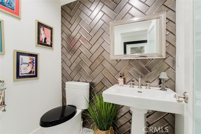 Detail Gallery Image 10 of 23 For 22143 Victory Bld, Woodland Hills,  CA 91303 - 4 Beds | 3/1 Baths