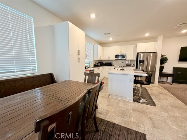 16584 Poppy Seed Ln, Fontana CA: https://media.crmls.org/medias/6402c744-cd2b-4833-aeb2-98e9bf5b9daf.jpg