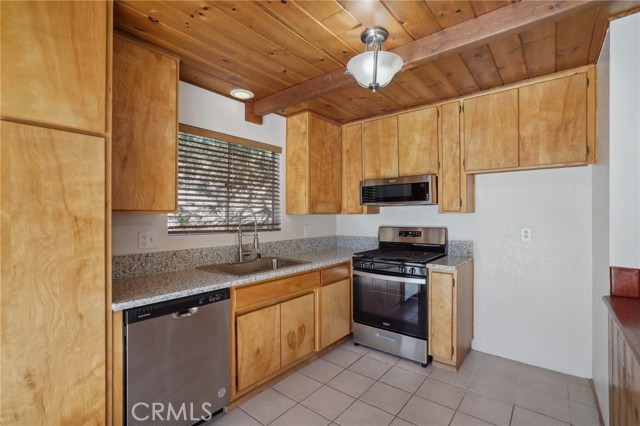 Detail Gallery Image 5 of 31 For 491 Violet Dr, Twin Peaks,  CA 92391 - 2 Beds | 2 Baths
