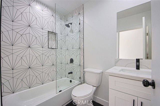 2402 S Cochran Avenue, Los Angeles CA: https://media.crmls.org/medias/6406fbb3-d903-4f37-b321-2f07cf282099.jpg