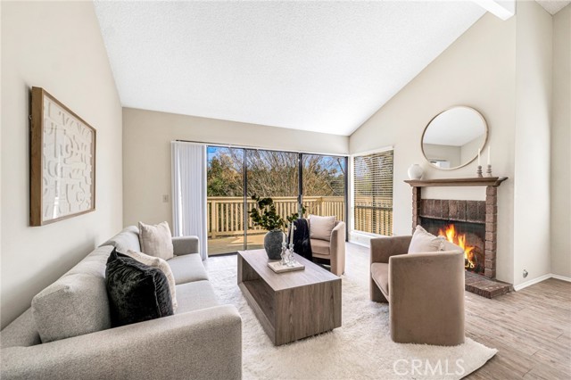 Detail Gallery Image 6 of 46 For 228 via Del Caballo, Oak Park,  CA 91377 - 4 Beds | 2/1 Baths