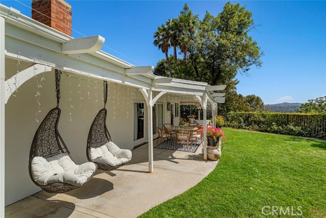 Detail Gallery Image 11 of 13 For 7153 Helmsdale Cir, West Hills,  CA 91307 - 4 Beds | 3 Baths