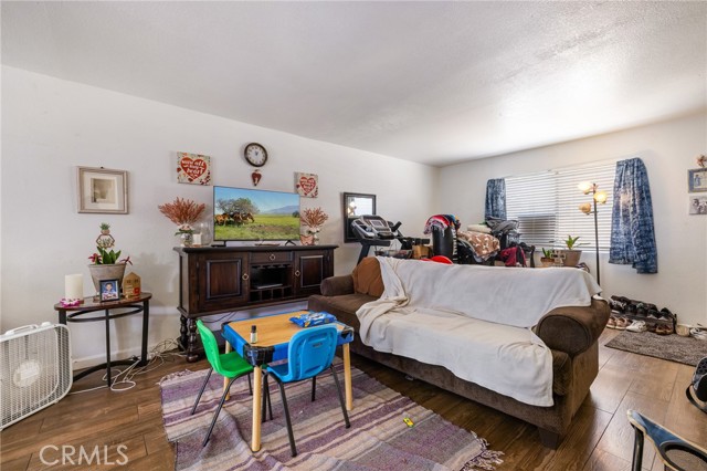 220 S Palm Avenue, Santa Paula CA: https://media.crmls.org/medias/640dc1b8-ad8b-4b53-9146-2aa09b271e1e.jpg
