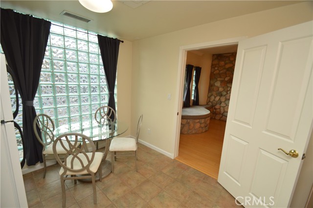 Detail Gallery Image 6 of 8 For 4447 W Lakeside Dr #105,  Burbank,  CA 91505 - 0 Beds | 1 Baths