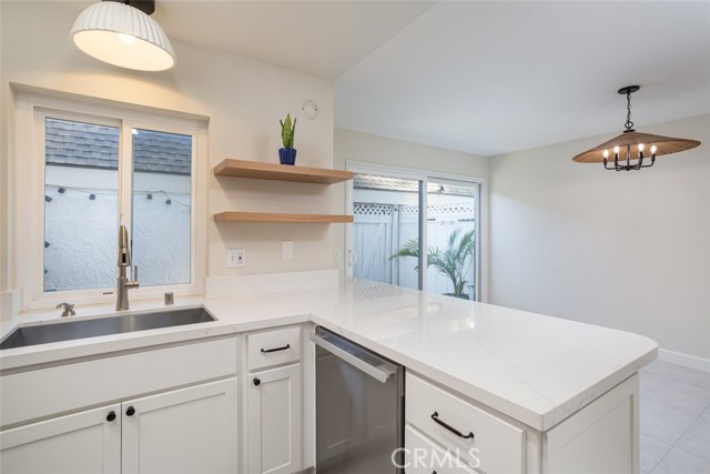 Detail Gallery Image 2 of 25 For 3 Starfish Ct #39,  Newport Beach,  CA 92663 - 3 Beds | 2/1 Baths