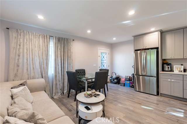 Detail Gallery Image 3 of 21 For 7647 Amestoy Ave, Van Nuys,  CA 91406 - 2 Beds | 2 Baths