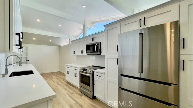 Detail Gallery Image 12 of 31 For 8742 Quakertown Ave, Northridge,  CA 91324 - 4 Beds | 2 Baths