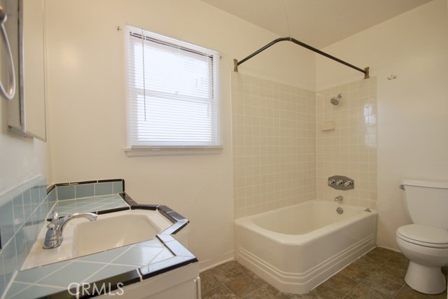 5081 Glen Iris Avenue, Los Angeles CA: https://media.crmls.org/medias/6416b7e5-8269-42ba-ae75-33837cdab6ca.jpg