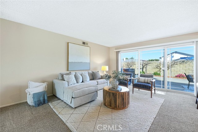 Detail Gallery Image 3 of 21 For 16362 Whittier Ln, Huntington Beach,  CA 92647 - 3 Beds | 2 Baths