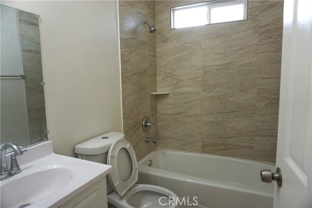 full bathroom on the hallway