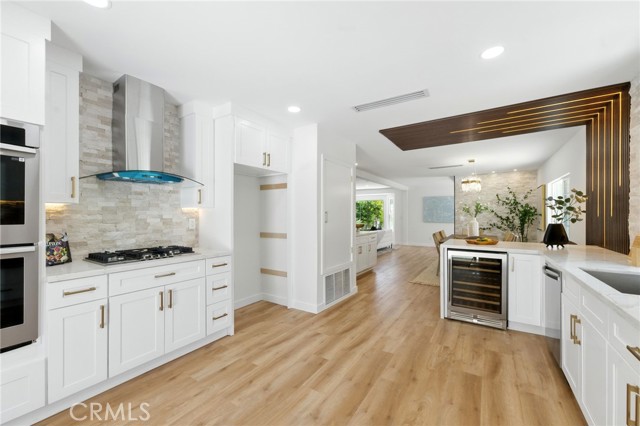 Detail Gallery Image 7 of 21 For 6119 Longridge Ave, Valley Glen,  CA 91401 - 4 Beds | 4/1 Baths