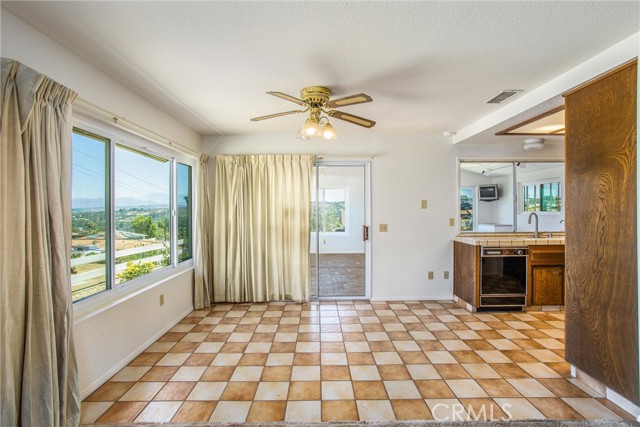 Dining area & kitchen