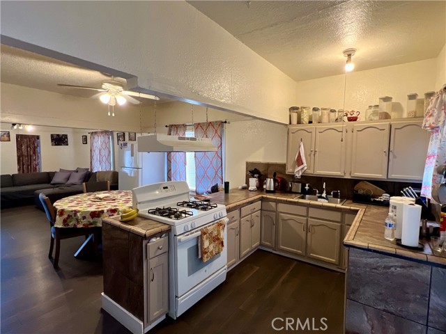 Detail Gallery Image 10 of 28 For 5852 S Olive St, Los Angeles,  CA 90003 - 4 Beds | 3 Baths