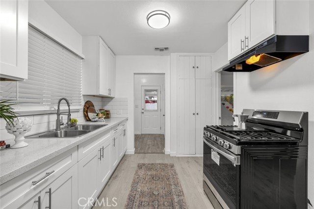 7228 Jamieson Avenue, Reseda CA: https://media.crmls.org/medias/641953dc-6761-402f-8553-81f46a31d102.jpg