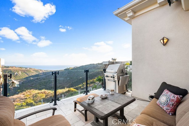 5 Sea View Lane, Newport Coast CA: https://media.crmls.org/medias/641b9ce2-072c-4e9d-953b-e684b0b23906.jpg