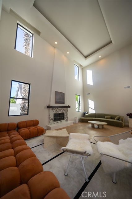 Detail Gallery Image 16 of 74 For 17437 Oak Creek Ct, Encino,  CA 91316 - 5 Beds | 5/1 Baths