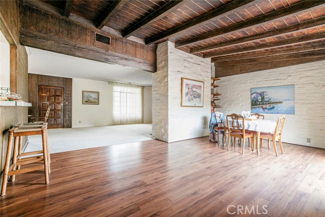 1422 W Riverside Drive, Burbank CA: https://media.crmls.org/medias/641e6570-4e81-49db-89e2-ccba74330a14.jpg