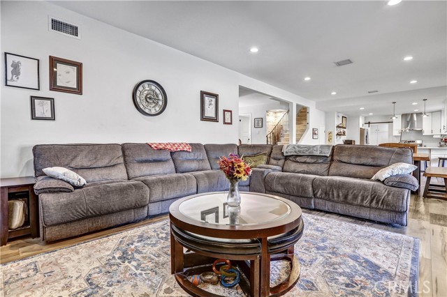 Detail Gallery Image 8 of 17 For 8308 Jason Ave, West Hills,  CA 91304 - 4 Beds | 2/1 Baths