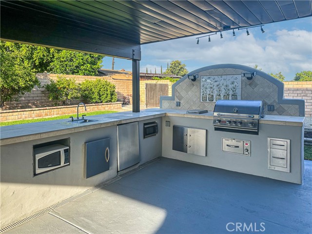 1534 W Summerset Drive, Rialto CA: https://media.crmls.org/medias/6421332e-6ca2-42cf-ad5d-059111841a17.jpg