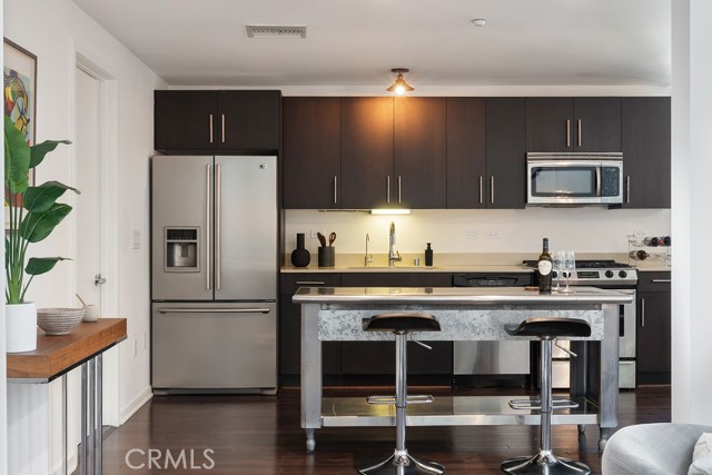 4111 W Sunset Boulevard, Los Angeles CA: https://media.crmls.org/medias/6422d8a6-ad04-4047-86fd-e30e9b67685f.jpg