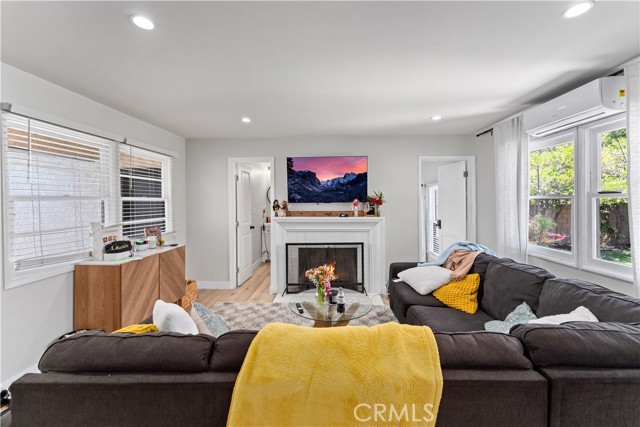 923 W Maple Avenue, Orange CA: https://media.crmls.org/medias/64233d01-c255-41b9-8591-e8d4f2ad05f6.jpg