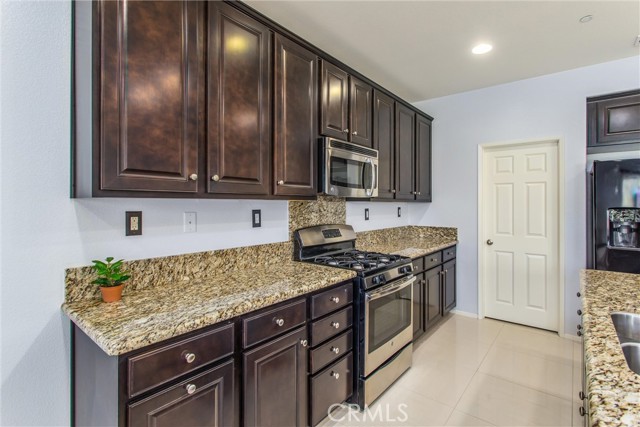 Detail Gallery Image 10 of 57 For 38276 Divot Dr, Beaumont,  CA 92223 - 4 Beds | 2/1 Baths