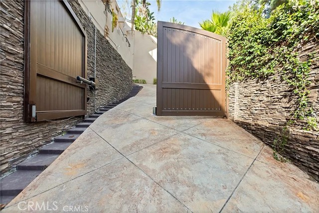 Detail Gallery Image 2 of 29 For 6075 Rodgerton Dr, Los Angeles,  CA 90068 - 3 Beds | 5 Baths