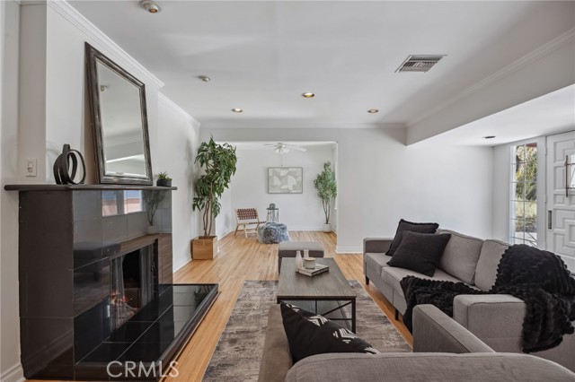 6515 Amigo Avenue, Reseda CA: https://media.crmls.org/medias/642899ea-128f-4c0a-b838-7370a82e25d3.jpg