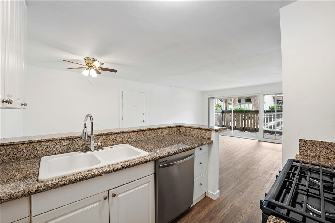 Detail Gallery Image 2 of 10 For 8601 International Ave #172,  Canoga Park,  CA 91304 - 2 Beds | 2 Baths