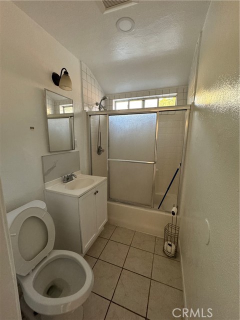 2404 N Eastern Avenue, Los Angeles CA: https://media.crmls.org/medias/642be377-30af-4a2b-a160-9a92376f7c65.jpg