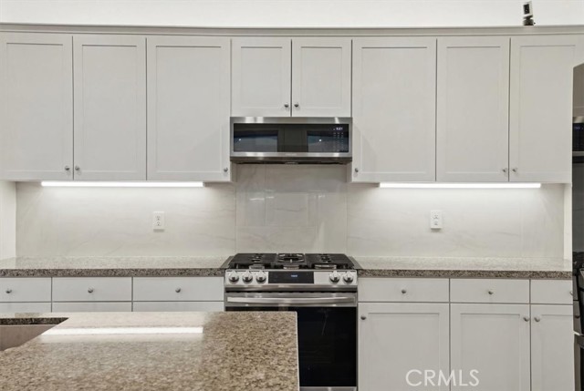 Detail Gallery Image 5 of 38 For 240 Tavern Creek, Palmdale,  CA 93551 - 3 Beds | 3 Baths