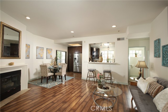 Detail Gallery Image 5 of 24 For 6064 Hazelhurst Pl #1,  North Hollywood,  CA 91606 - 3 Beds | 3/1 Baths