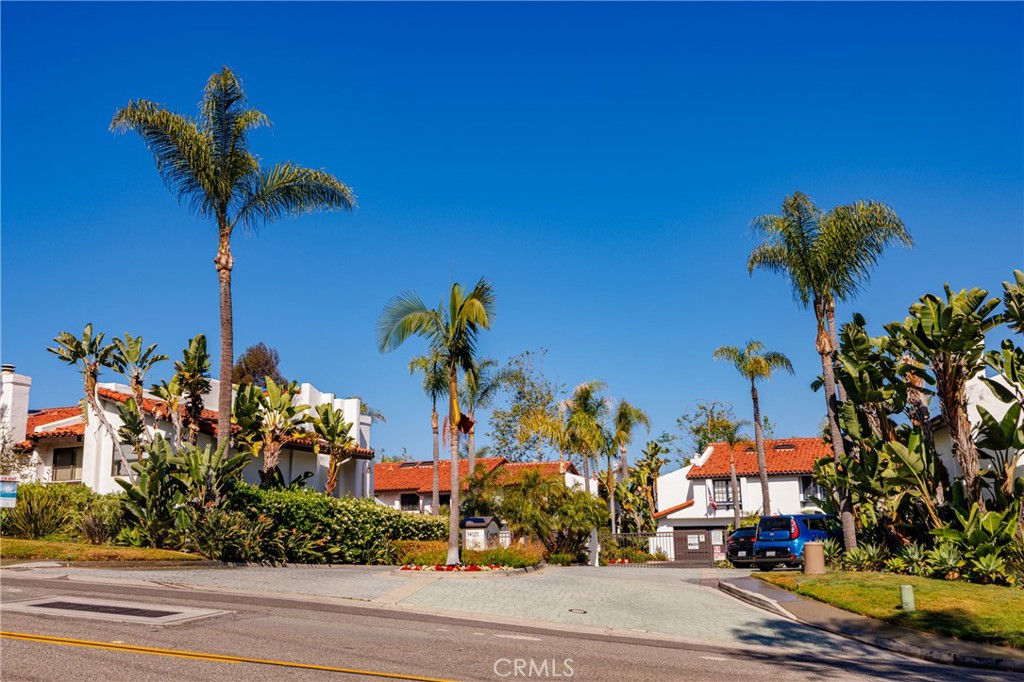 MLS #OC25116646 img 2