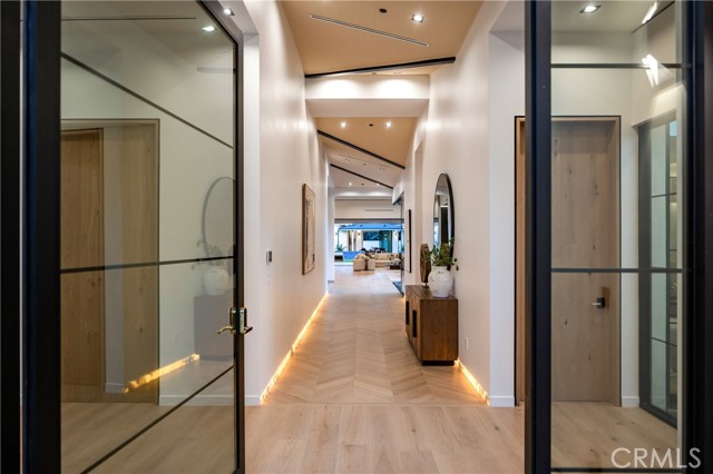 Detail Gallery Image 4 of 72 For 11826 Kling St, Valley Village,  CA 91607 - 6 Beds | 5/1 Baths