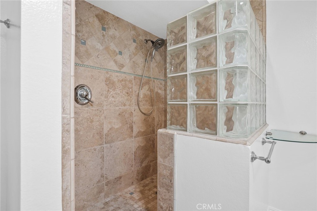 https://media.crmls.org/medias/64389372-484d-415f-bd86-c77f9970fbcb.jpg?preset=X-Large