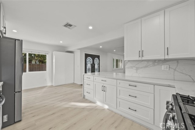4718 La Crescenta Avenue, La Crescenta CA: https://media.crmls.org/medias/6438d4b2-5a12-40fe-b942-8d08d1f14c63.jpg