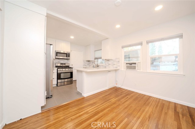 Detail Gallery Image 8 of 22 For 5841 Bowcroft, Los Angeles,  CA 90016 - 2 Beds | 2 Baths