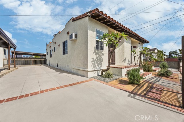 5304 Carmelita Avenue, Maywood CA: https://media.crmls.org/medias/643c9933-222b-4c4f-9d52-320b414c61a9.jpg