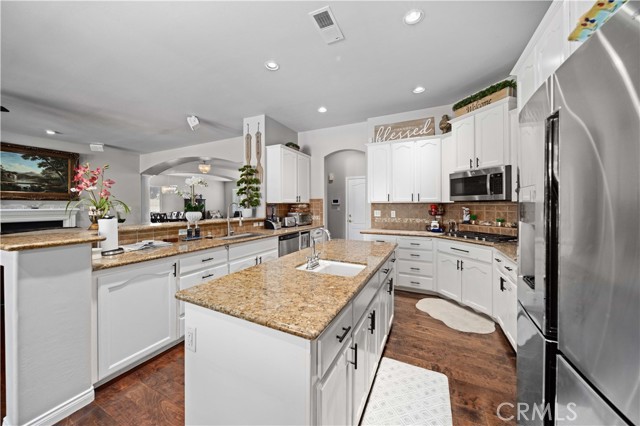9403 Big Bear Lake Court, Bakersfield CA: https://media.crmls.org/medias/643cb6c5-8935-444f-9fac-66aedd5fac9b.jpg