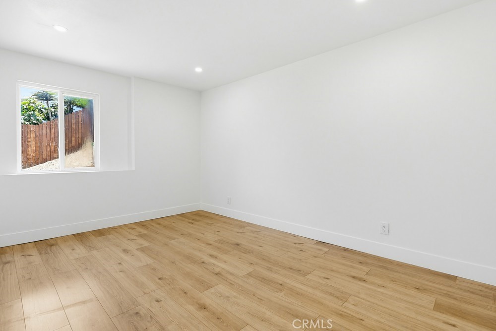 https://media.crmls.org/medias/64409129-7205-42ee-bde9-611ba304cfa3.jpg?preset=X-Large