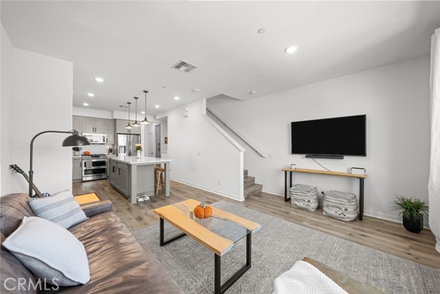 Detail Gallery Image 9 of 33 For 22244 Meyler Street, Torrance,  CA 90502 - 3 Beds | 3 Baths