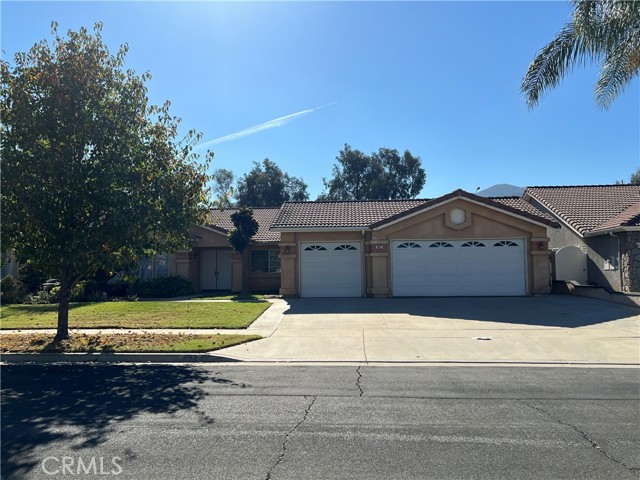 Detail Gallery Image 2 of 14 For 652 Walnut Cir, Corona,  CA 92881 - 4 Beds | 3 Baths