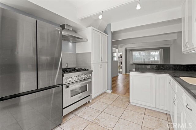 4040 Grand View Blvd, Los Angeles CA: https://media.crmls.org/medias/6443ab13-b4d3-440c-99d1-acf67533ec3b.jpg
