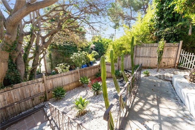 Detail Gallery Image 15 of 41 For 3432 Larissa Dr, Los Angeles,  CA 90026 - – Beds | – Baths