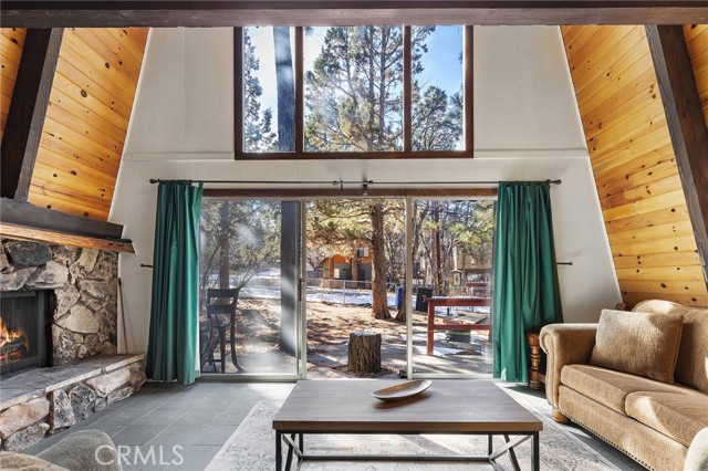 Detail Gallery Image 3 of 30 For 189 Moreno Lane, Sugarloaf,  CA 92386 - 2 Beds | 1 Baths