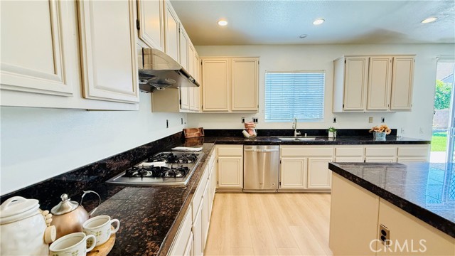 11958 Sunstone Court, Eastvale CA: https://media.crmls.org/medias/6446a2a2-a3db-4267-ac84-8e0b942c2cee.jpg