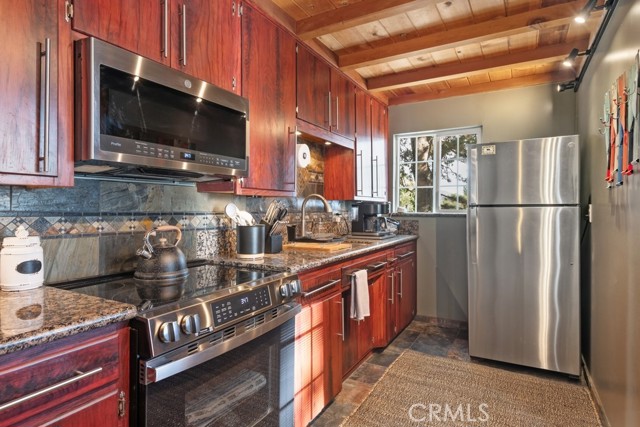 31427 Lightfoot Way, Running Springs, CA 92382