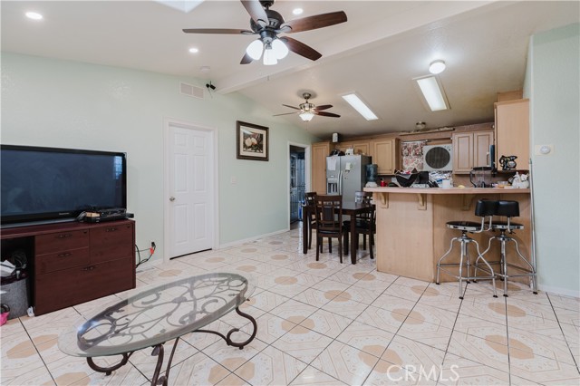 250 N Linden Avenue, Rialto CA: https://media.crmls.org/medias/644cd0c8-126b-4a33-8235-03a0c652ab8e.jpg