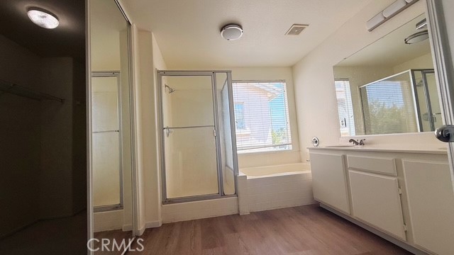 https://media.crmls.org/medias/644d05b9-e628-4803-b203-2a76e6edf16f.jpg?preset=X-Large