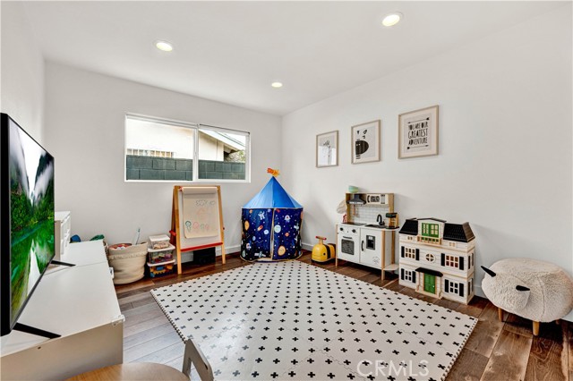 2218 S Linda Way, Santa Ana CA: https://media.crmls.org/medias/644fc977-3266-4925-8eb8-4f8f65a2650a.jpg